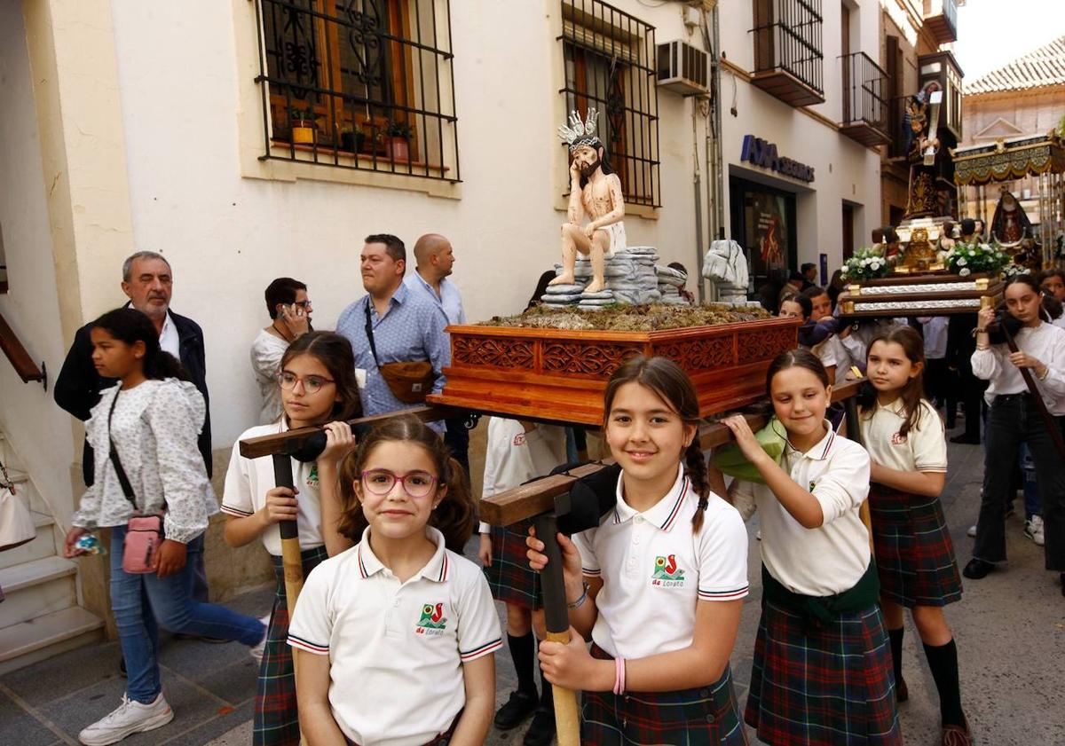 Imagen principal - Una Semana Santa con buen tiempo y con 42 tronos con niños en Antequera