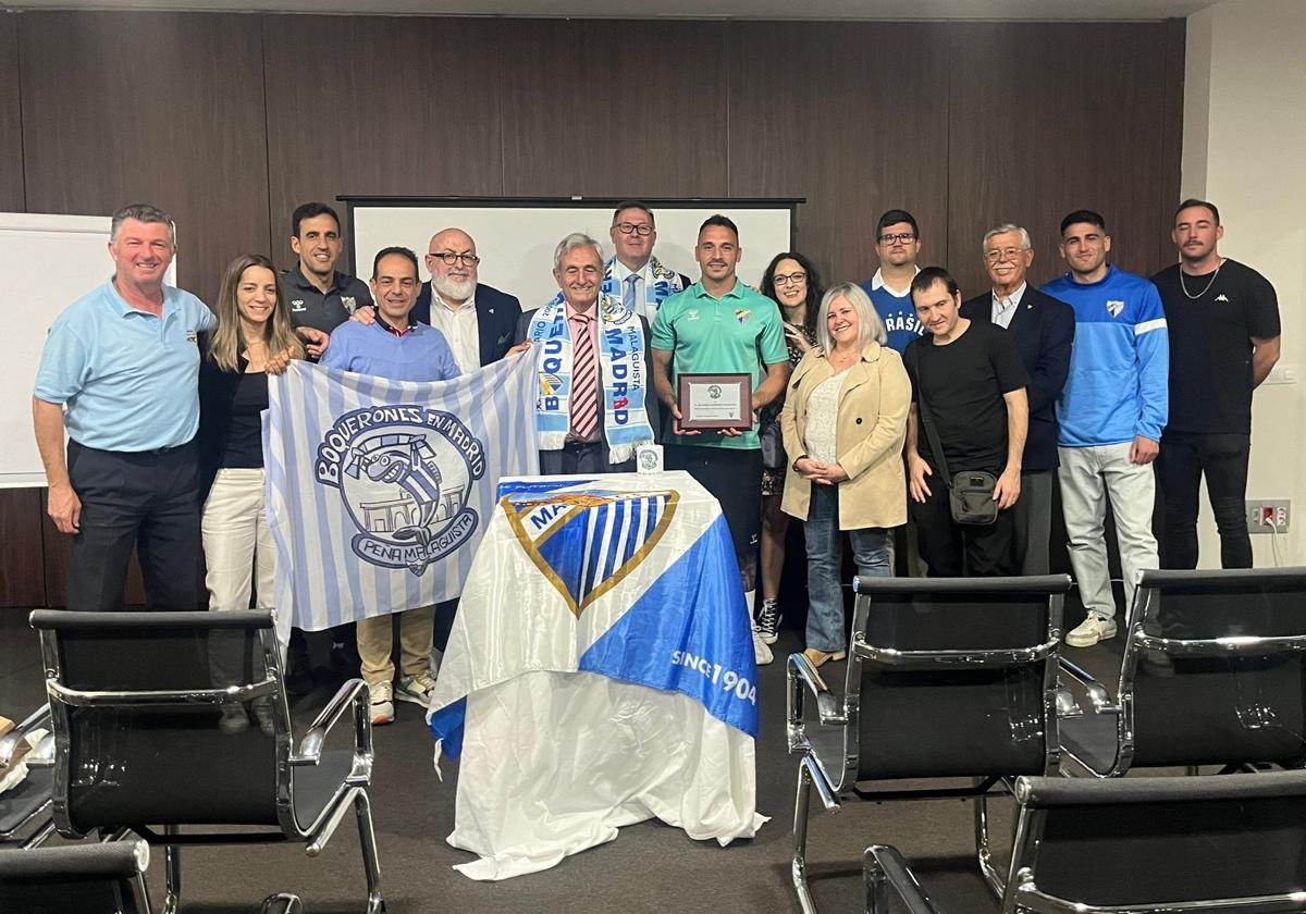 Foto de familia del acto donde la peña malaguista 'Boquerones en Madrid' ha hecho entrega de una placa distintiva al portero del Málaga Alfonso Herrero.