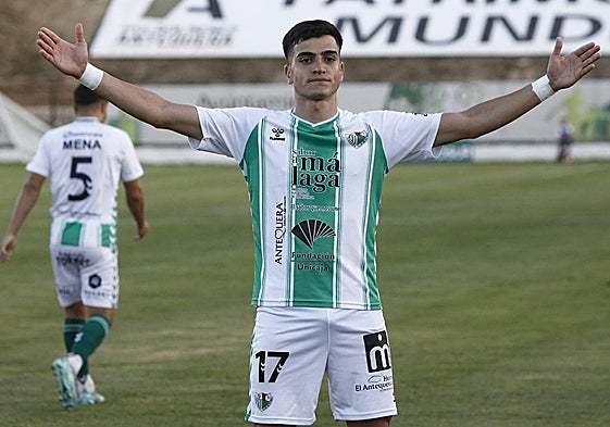 Ale García celebra el segundo gol del Antequera anoche.
