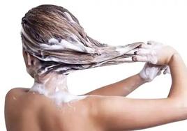 El ácido glioxílico está presente en varios artículos para el cabello, como champús.