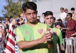 Los jugadores del Málaga Roberto y Dani Lorenzo agradece a la afición su apoyo tras la victoria contra el Atlético de Madrid B.