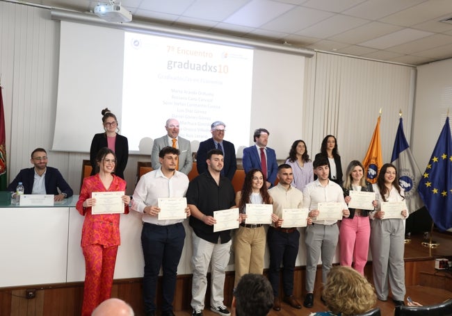 Los 10graduadxs10 del grado en Economía.