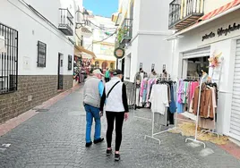 Imagen de varias tiendas en la céntrica calle Málaga de Nerja durante esta primavera.