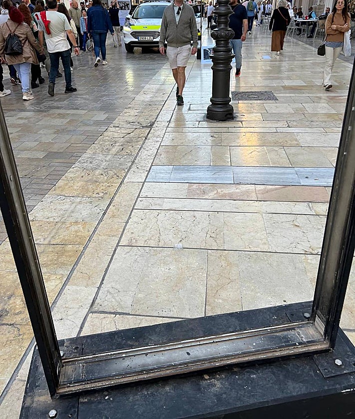 Imagen secundaria 2 - Más de la mitad de las imágenes han sido rotas o arrancadas. 