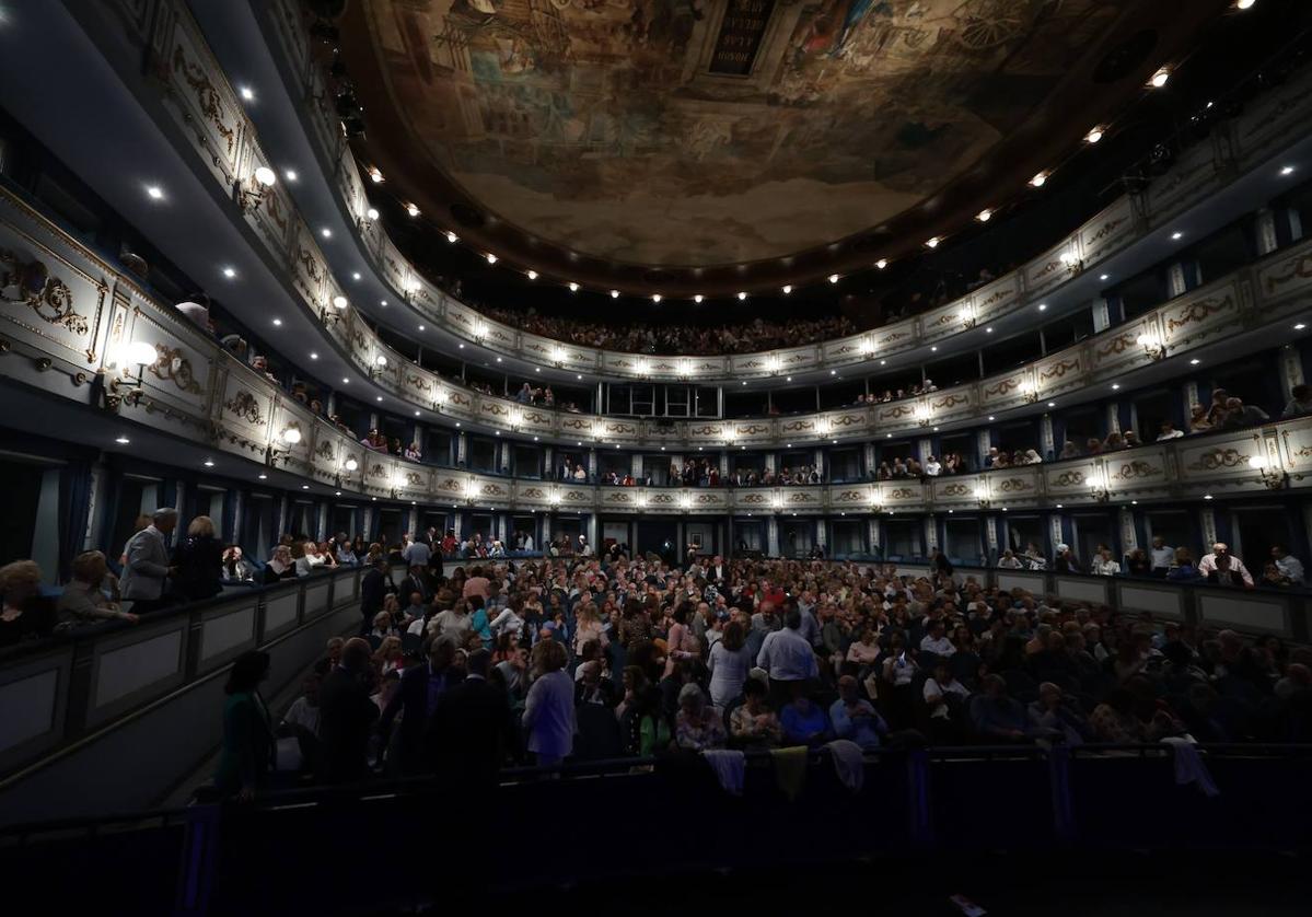 La gala benéfica se celebró en el Cervantes, que se llenó para la ocasión.