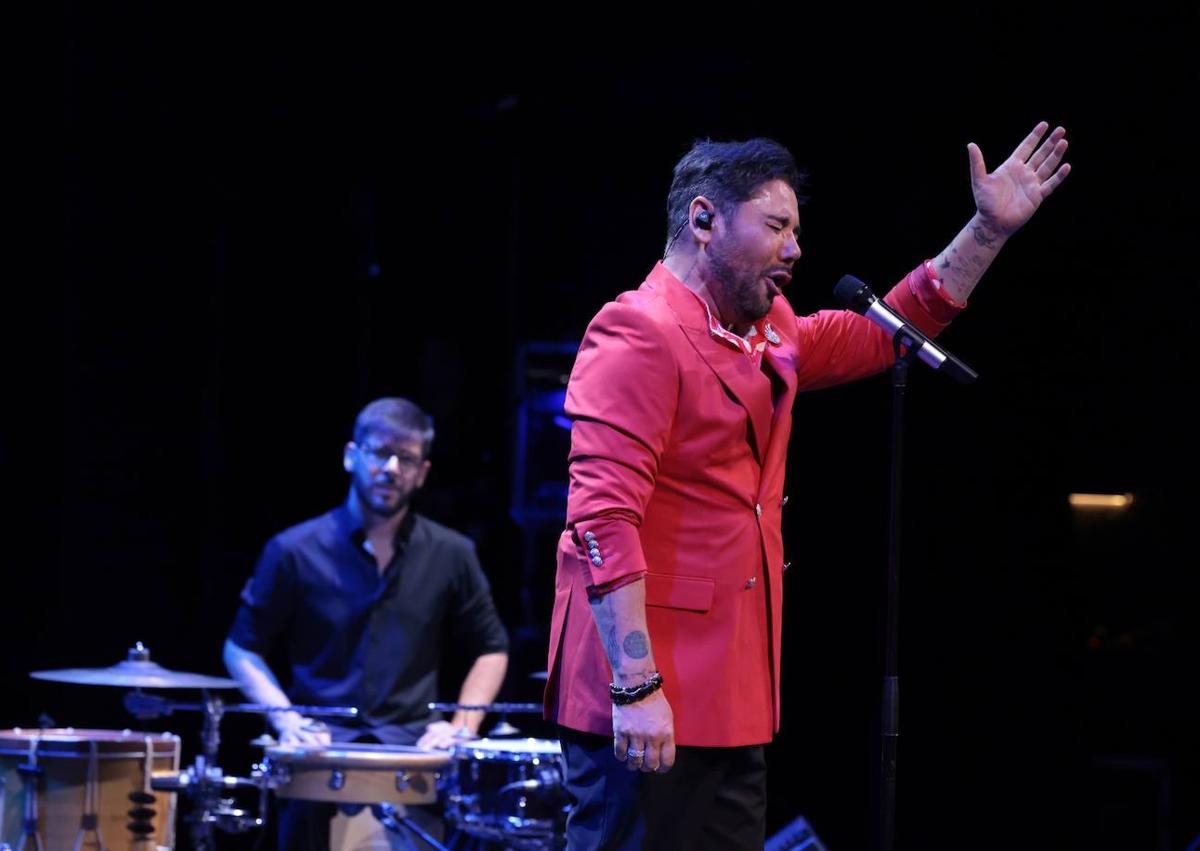 Imagen secundaria 1 - Arriba, representantes institucionales, artistas y miembros de la Aecc. Abajo, Miguel Poveda y Diana Navarro, durante su actuación de anoche en el teatro municipal.