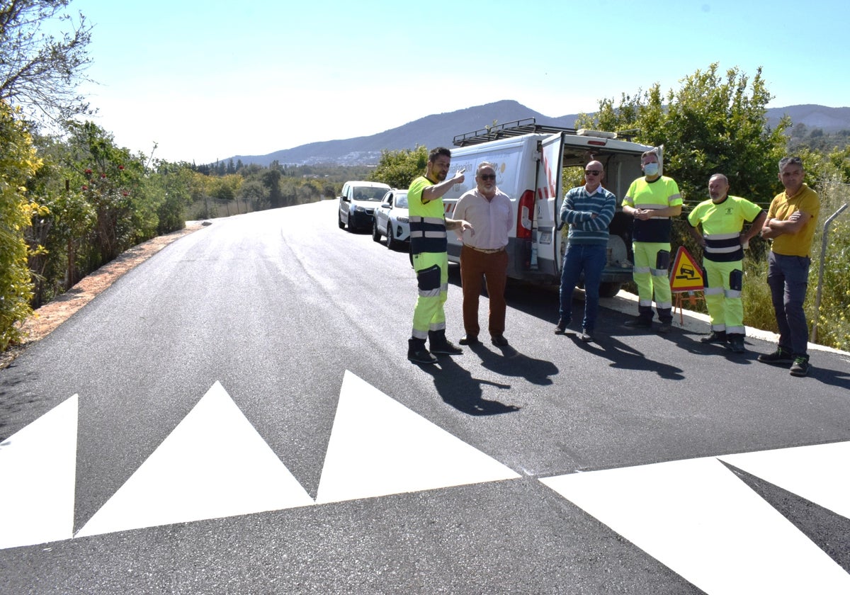 Visita del alcalde y el concejal de Servicios Operativos a la carretera.