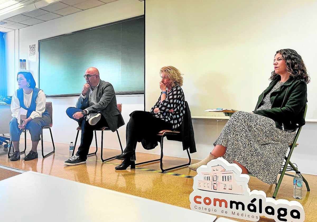 la moderadora Rebeca García-Miña, vicepresidenta de la Asociación de la Prensa de Málaga; Juan Cano, periodista de SUR; Lucía Pérez, psiquiatra y profesora de la UMA, y Laura Teruel, profesora de Periodismo Científico y Medioambiental en la UMA.