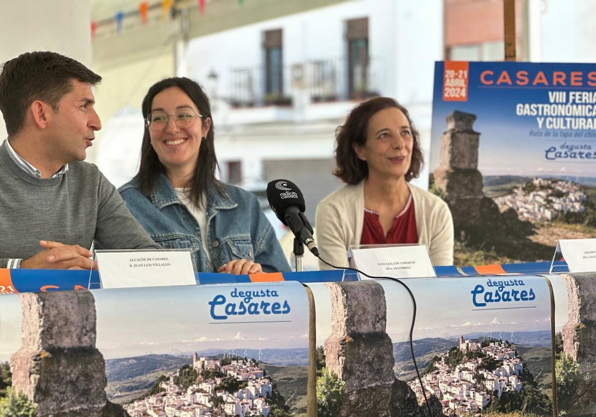 El alcalde de Casares, Juan Villalón, la concejala de Comercio, Ana Umbria, y la presidenta del CIT, Ángeles Fernández.