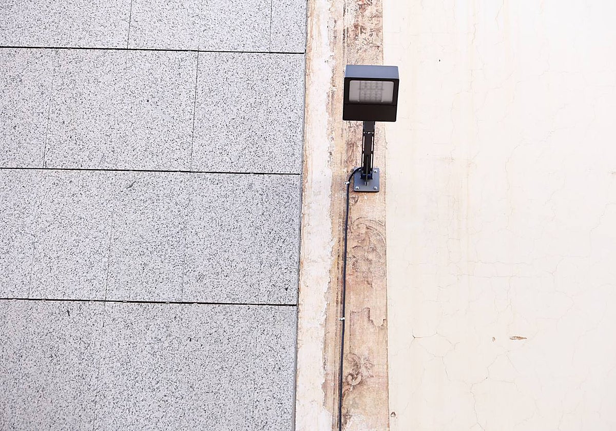 Aspecto de la farola colocada por Urbanismo sobre las pinturas murales.