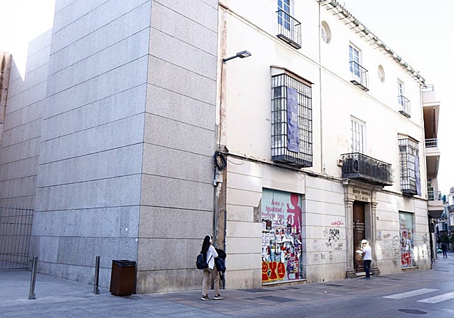 La farola está colocada en el borde norte de la fachada del palacio.