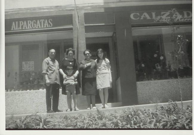 Una imagen de los inicios, en la que se ve la familia Herrero, frente al comercio que sigue abierto.