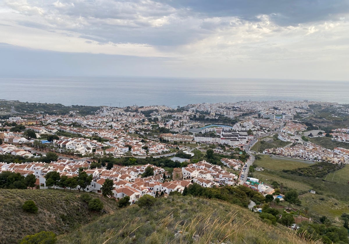 Vista panorámica del casco urbano nerjeño desde la zona de la urbanización Capistrano.