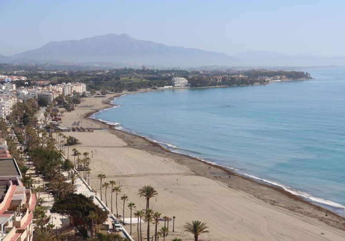 La playa de La Rada de Estepona, vista desde el Mirador de El Carmen.