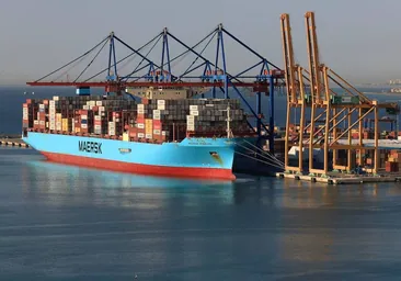 El buque portacontenedores Maersk Hidalgo, ayer durante la operativa en el puerto de Málaga.