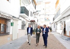 La alcaldesa visitó las calles ya remodeladas de la zona de los catalanes.