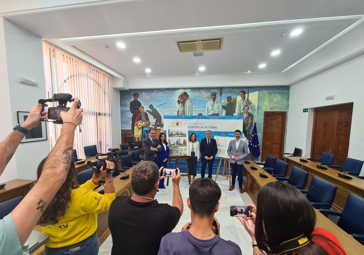 El delegado de Salud y Consumo, la concejala del ramo, la delegada del Gobierno andaluz en Málaga, el alcalde de Rincón y el concejal de Grandes Proyectos, en la presentación del proyecto.