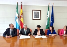 Firma del acuerdo entre La alcaldesa, Margarita del Cid y el director general de Aecoc.
