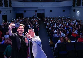'Selfie' de Castillo y Griñán ayer en el Aula de Cultura, que patrocinan Fundación Unicaja y Cervezas Victoria.
