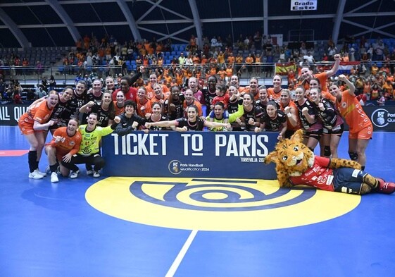 Los equipos de España y Países Bajos, el domingo en Torrevieja, posaron juntos tras su partido al clasificarse ambos para los Juegos de París, en los que serán rivales en la fase de grupos tras el sorteo de este martes.
