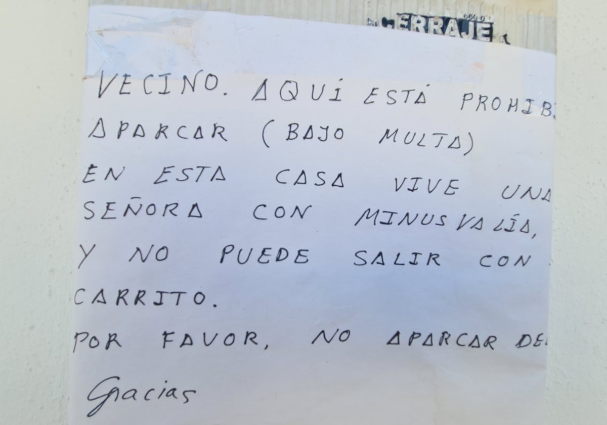 Cartel que pide que no se estacione en la puerta de una casa, en la que reside una mujer con movilidad reducida.