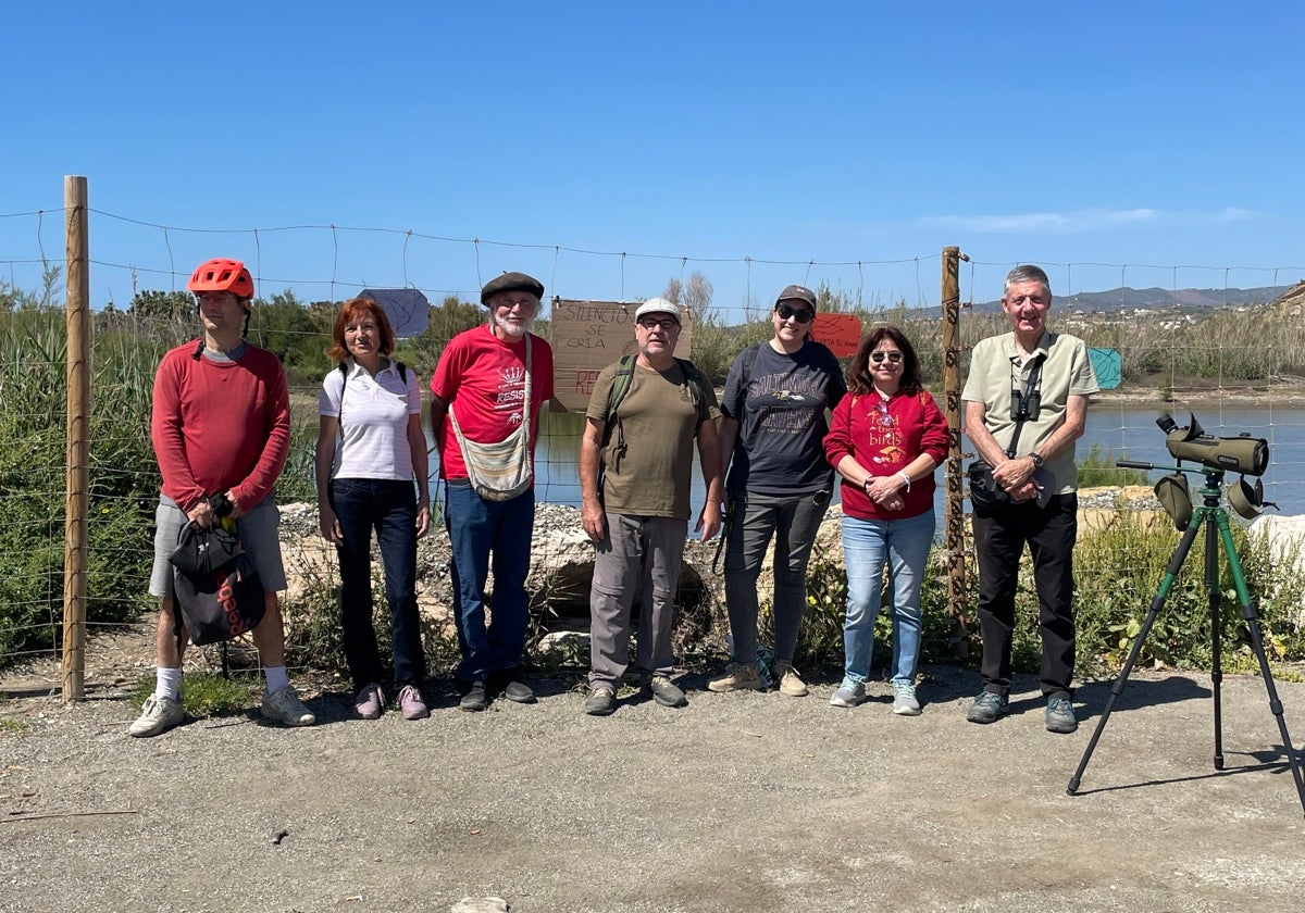 Participantes en la actividad de colocación de carteles en la zona del humedal de la desembocadura del río veleño.