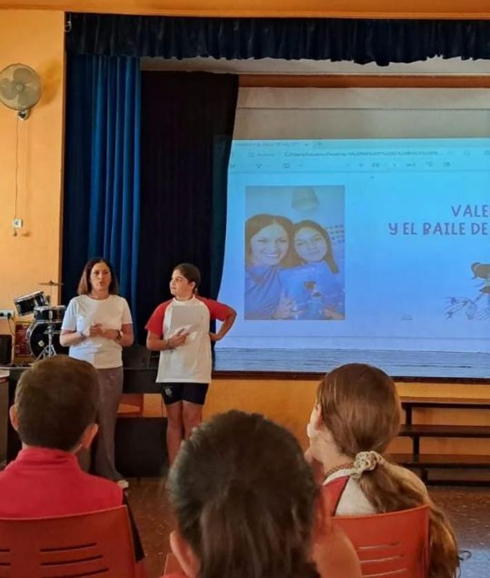 Imagen secundaria 2 - Arriba, Valeria con el Míster Internacional José Calle. Abajo, María Heredia junto a Laura Baena, fundadora de Malasmadres, y en una charla en el colegio de su hija.