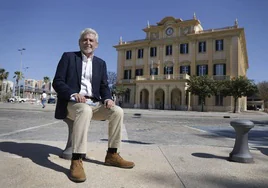 Francisco Cabrera, ante el edificio de la Autoridad Portuaria, al que dedica uno de sus artículo del libro 'Málaga en las historias del SUR'.