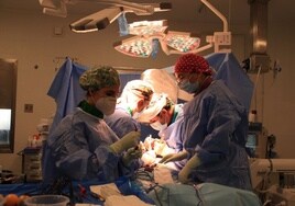Profesionales sanitarios en plena intervención quirúrgica.