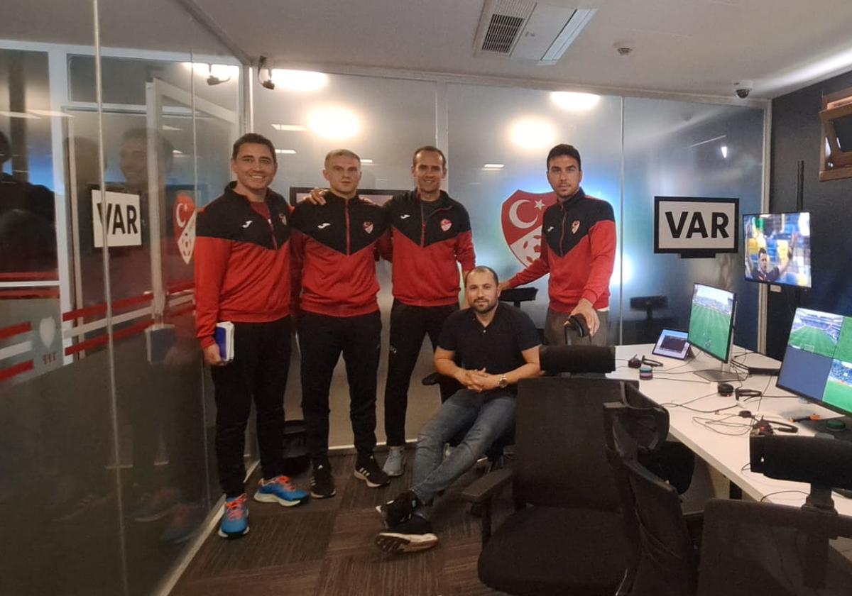 Mario Melero López, en el centro, posa en la sala VAR de la federación de fútbol de Turquía con el resto de asistentes.