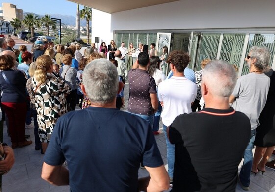 Alrededor de 200 vecinos han participado en la visita a las nuevas instalaciones del tanatorio de Torrox.
