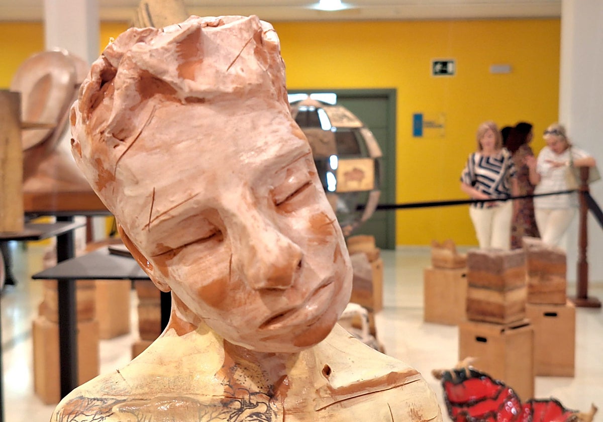 Una de las piezas expuestas con motivo del aniversario de las clases de cerámica de la Universidad Popular de Torremolinos.