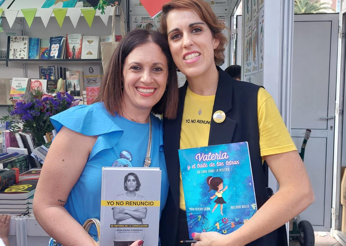 Imagen secundaria 1 - Arriba, Valeria con el Míster Internacional José Calle. Abajo, María Heredia junto a Laura Baena, fundadora de Malasmadres, y en una charla en el colegio de su hija.