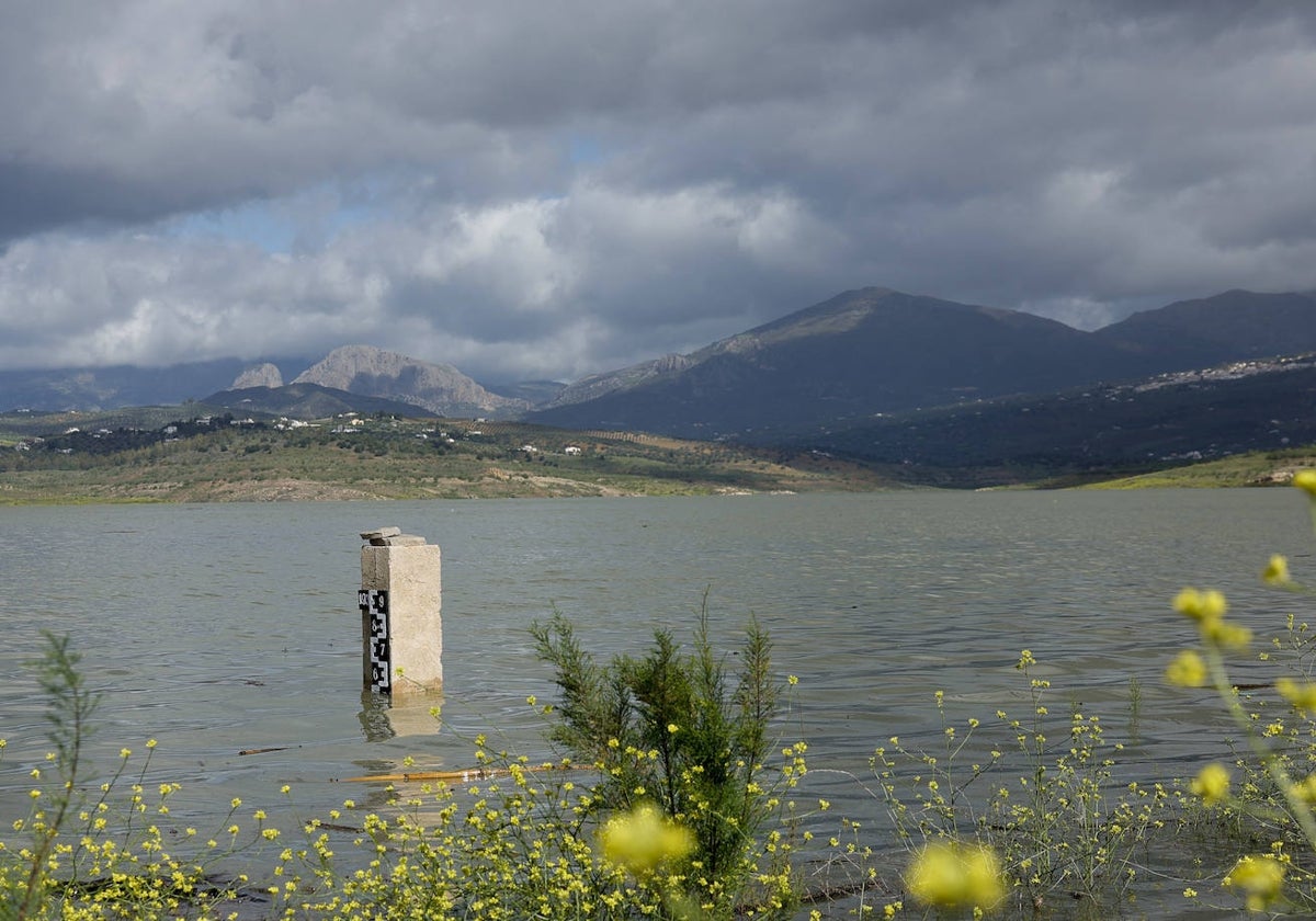 El embalse de La Viñuela, en la Axarquía, ha triplicado su nivel en algo más de un mes.