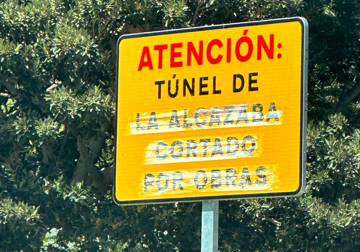 Cartel ambiguo en la Fuente de las Tres Gracias.