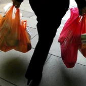 ¿Te están cobrando los comercios un precio «justo» por las bolsas de plástico?
