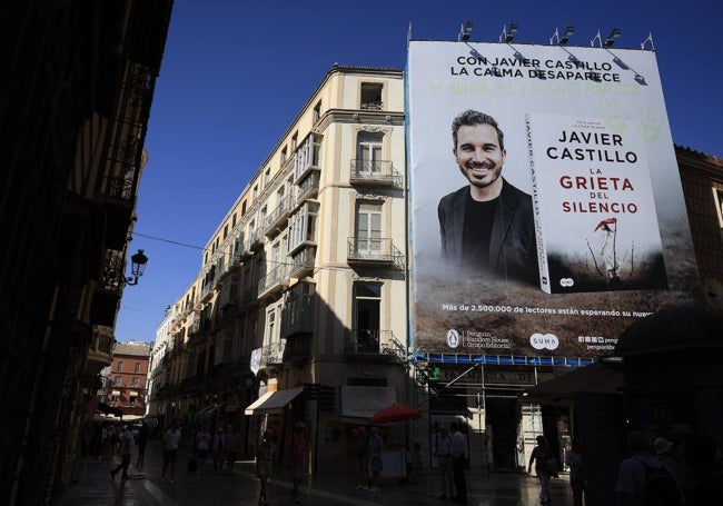 Monumental cartel de Javier Castillo en Málaga para anunciar el lanzamiento de su nueva novela.