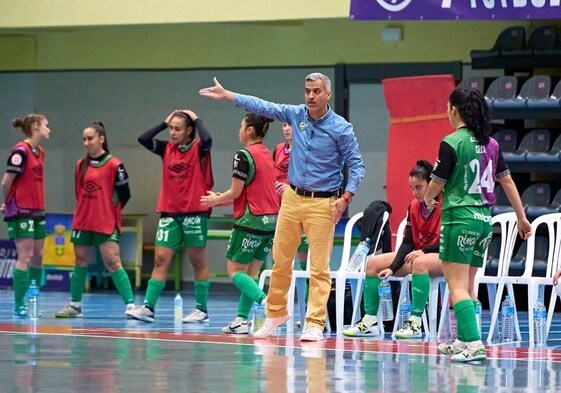 Víctor Quintero dirige a sus jugadores durante un partido.
