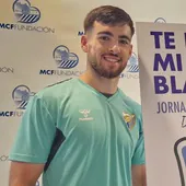 El futbolista del Málaga Ramón posa para los medios de comunicación en su visita a la campaña de donación de sangre organizada en el estadio de La Rosaleda.