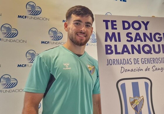 El futbolista del Málaga Ramón posa para los medios de comunicación en su visita a la campaña de donación de sangre organizada en el estadio de La Rosaleda.
