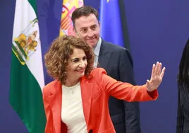 María Jesús Montero, junto al presidente de Navantia, Ricardo Domínguez.