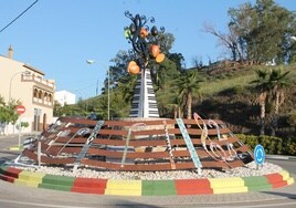 Los que acceden al pueblo desde Vélez se encuentran con esta original rotonda en la entrada.