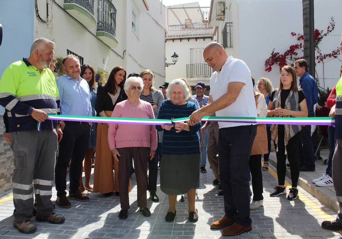 Las calles Victoria y Manzanares estrenan imagen con una red de abastecimiento mejorada.