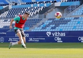 El máximo goleador del equipo, Roberto Fernández, finaliza una jugada de entrenamiento en el campo de La Rosaleda.