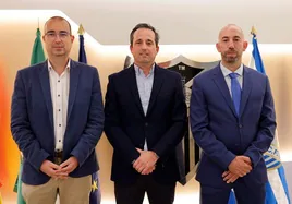Los nuevos consejeros consultivos del Málaga, Jesús Gutiérrez y Antonio López, posan en las oficinas de La Rosaleda junto al director general Kike Pérez.