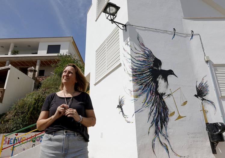 Eva Vázquez, en Moclinejo, adornado con una de sus obras.