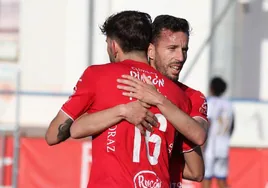 Ocaña y Ariza celebran un gol en el Torre del Mar.