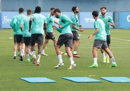 Jugadores del Málaga, durante el entrenamiento de este viernes.