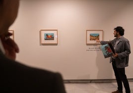 El artista Manuel Marsol durante una visita guiada a su exposición en Benalmádena.