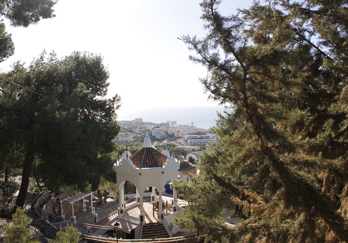 Vista del templete de los Jardines del Muro, con el municipio de Benalmádena al fondo.